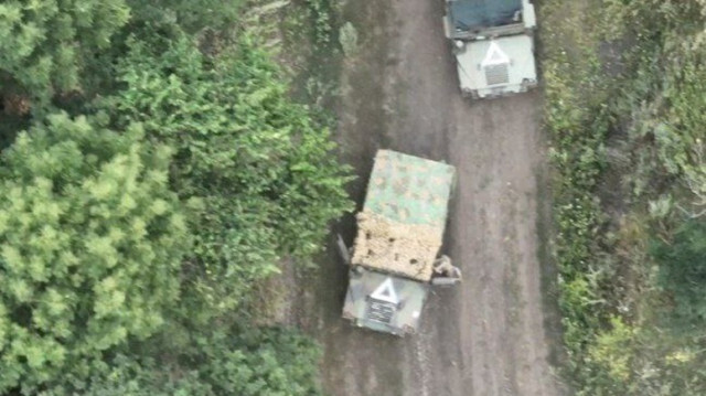 Des véhicules militaires ukrainiens tentant une percée dans l'oblast de Koursk, en Russie.