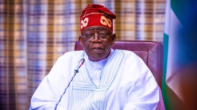 Le président nigérian, Bola Ahmed Tinubu a demandé la suspension des manifestations contre la mauvaise gouvernance pour ouvrir un dialogue. Toutefois, les manifestants, critiquant l'inefficacité de son discours, continuent leur mouvement, qui a fait 13 morts selon Amnesty International. La police a arrêté près de 700 personnes.