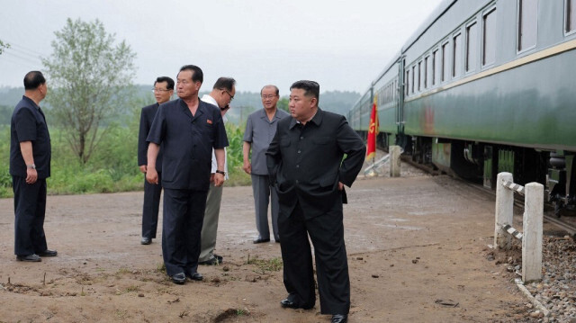 Le dirigeant nord-coréen Kim Jong Un se tient à côté d'un train spécial où une réunion d'urgence élargie a eu lieu pour discuter des mesures de restauration après les inondations record dans les provinces de Pyongan du Nord et de Chagang. La réunion s'est déroulée dans la ville de Sinuiju, située dans la province de Pyongan du Nord.