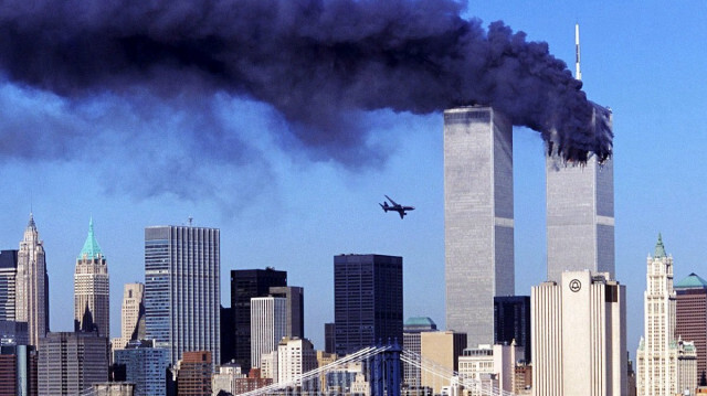 Le 11 septembre 2001, les États-Unis subissent une attaque terroriste causant la mort de près de 3 000 personnes.