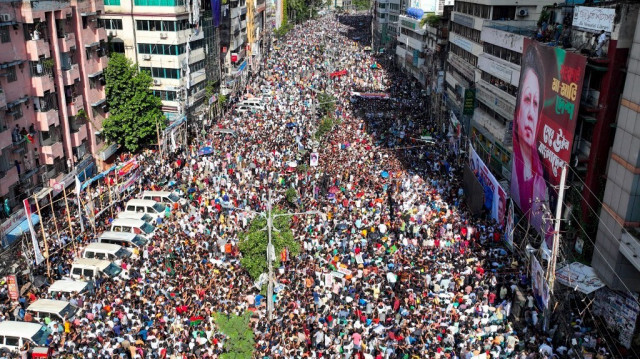 Des militants du Parti nationaliste du Bangladesh (BNP) se sont rassemblés près d'une affiche de la présidente du BNP, Khaleda Zia, lors d'un rassemblement à Dhaka le 7 août 2024.