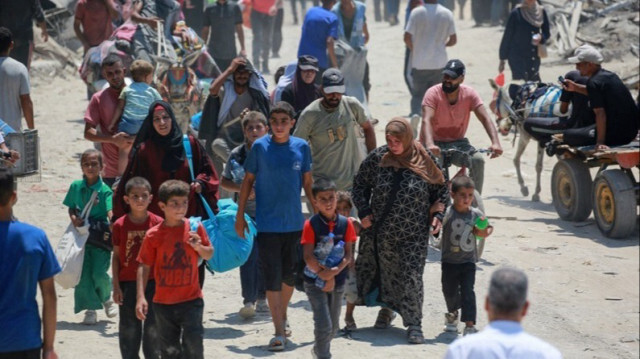 Des civils Palestiniens quittent leur quartier dans la bande de Gaza suite aux ordres d'évacuation donnés par l'armée d'occupation.
