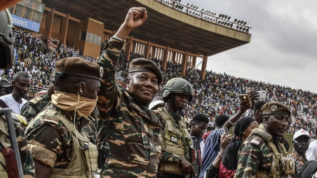 Le général Abdourahamane Tiani (2e à gauche), chef du régime militaire nigérien, salue les milliers de personnes réunies dans le plus grand stade de Niamey pour célébrer le premier anniversaire de son arrivée au pouvoir après le coup d'État du 26 juillet 2023 qui a renversé le président civil Mohamed Bazoum.