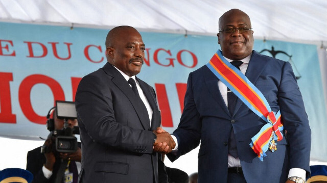 Le président sortant de la République démocratique du Congo, Joseph Kabila (G), serre la main du nouveau président, Felix Tshisekedi, le 24 janvier 2019, après sa prestation de serment à Kinshasa.