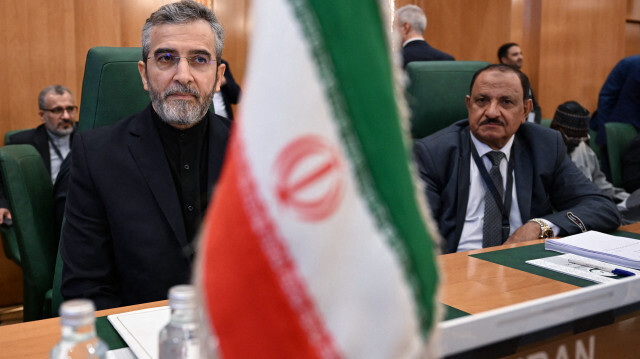 Le ministre iranien des Affaires étrangères par intérim, Ali Bagheri (G), participant à la réunion de l'Organisation de la coopération islamique (OCI) à Djeddah, le 7 août 2024. L'OCI organise une réunion extraordinaire des ministres des Affaires étrangères le 7 août à la demande de la "Palestine et de l'Iran", afin de discuter de l'évolution de la situation dans la région, a déclaré un responsable de l'OCI, dans un contexte de tensions régionales liées à la guerre entre Israël et le mouvement militant palestinien Hamas dans la bande de Gaza.