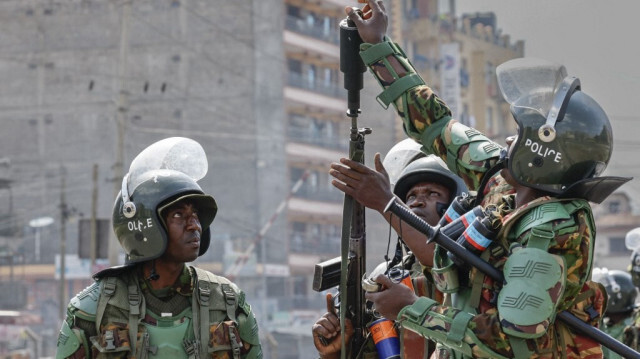 La police anti-émeute kenyane ajuste un lanceur de grenades lacrymogènes lors de manifestations anti-gouvernementales visant à demander des comptes au gouvernement dirigé par le président Willam Ruto, à Nairobi, le 23 juillet 2024.