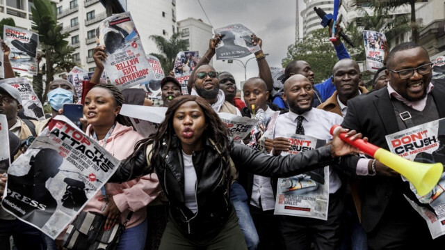 Des journalistes entourent un officier supérieur, membre de l'équipe de sécurité surveillant la manifestation à Nairobi le 24 juillet 2024, en scandant : "La police ne respecte pas les droits des médias."