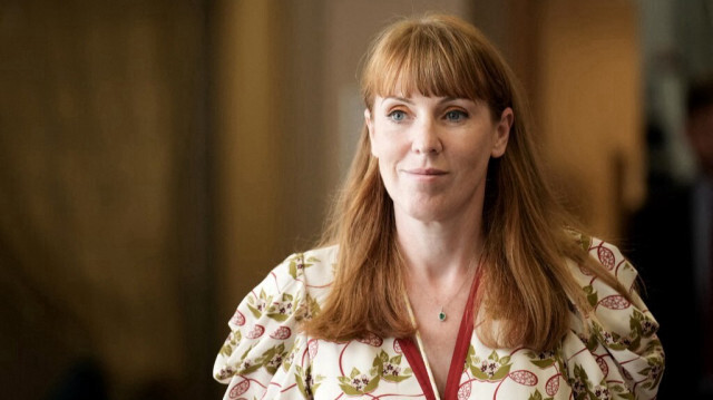 La vice-Première ministre britannique, Angela Rayner, visite un hôtel attaqué par l'extrême-droite à Manvers, en périphérie de Rotherham, le 7 août 2024.