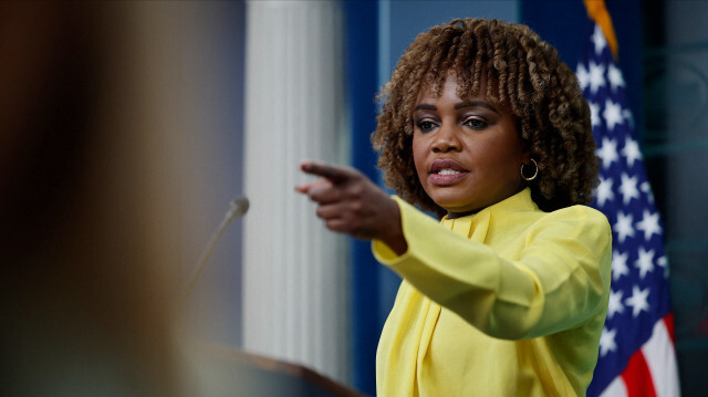 La porte-parole de la Maison Blanche, Karine Jean-Pierre, s'adressant aux journalistes dans la salle de presse Brady à la Maison Blanche, le 07 août 2024, à Washington, DC.