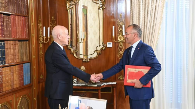 Le président tunisien Kaïs Saïed et le nouveau Premier ministre Kamal Al-Madouri, ancien ministre des Affaires sociales.