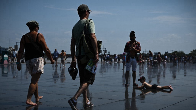 Des personnes se rafraîchissent à Bordeaux, dans le sud-ouest de la France, le 28 juillet 2024, alors qu'une vague de chaleur touche le sud du pays.