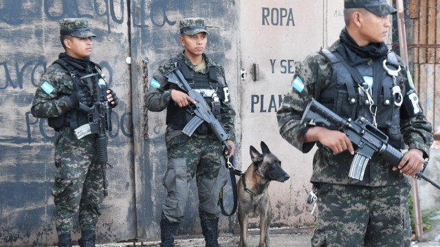 Des membres de la police militaire de l'ordre public (PMOP) participent à une opération anti-drogue dans le quartier de Buenos Aires à Tegucigalpa, le 5 août 2024.