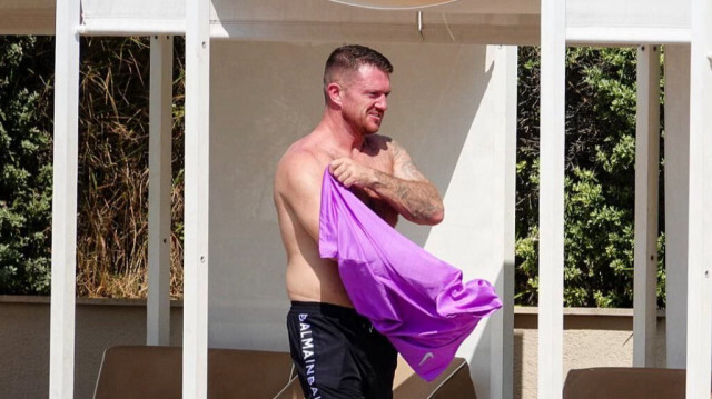 Le leader de la milice d'extrême-droite anglaise EDL, Tommy Robinson, en vacances à Chypre alors qu'il appelait ses militants à fomenter des émeutes en Angleterre, le 4 août 2024.
