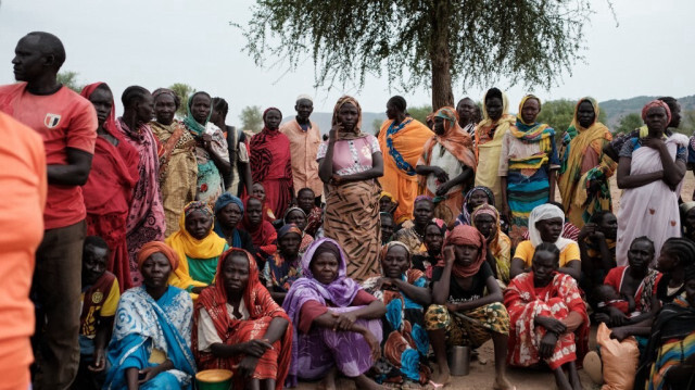 Des personnes attendent de recevoir des cartes d'alimentation après s'être enregistrées en tant que nouveaux arrivants dans un camp pour personnes déplacées à l'intérieur du pays (IDP) à Agari, dans le Kordofan du Sud, le 17 juin 2024. 