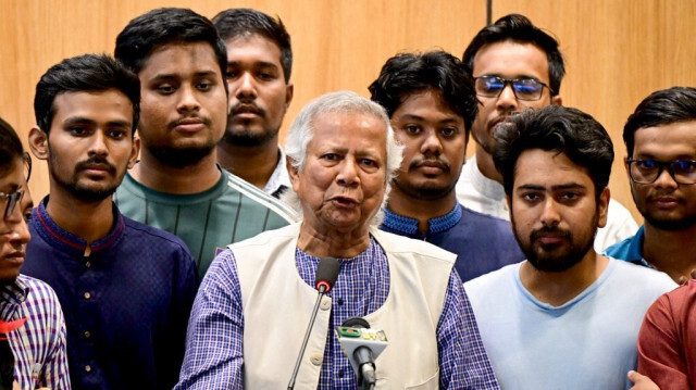 Le lauréat du prix Nobel Muhammad Yunus s'exprime lors d'une conférence de presse à son arrivée à l'aéroport international Hazrat Shahjalal de Dhaka, le 8 août 2024, sous le regard de Nahid Islam, leader du mouvement de réforme des quotas au Bangladesh et chef du groupe Students Against Discrimination.