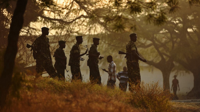 Des soldats gardent un bureau de vote dans le quartier de Musaga à Bujumbura le jour des élections présidentielles au Burundi le 21 juillet 2015.