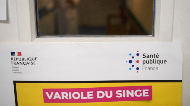 Panneau sur une porte indiquant "variole du singe" au site de vaccination contre la variole du singe à Paris, le 3 aout 2022.