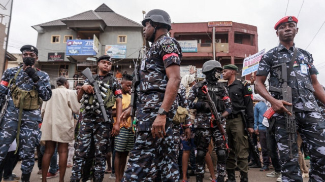 Des policiers nigérians s'alignent alors que des manifestants se rassemblent lors de la manifestation "End Bad Governance" à Ikeja, Lagos, le 1er août 2024. 