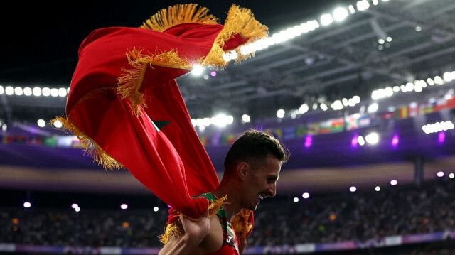 L'athlète marocain Soufiane El Bakkali célèbre sa victoire après avoir remporté la finale du 3000 m masculin lors de l'épreuve d'athlétisme des JO 2024 de Paris, le 7 août 2024.