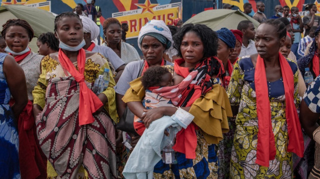 Des spectateurs assistent à une cérémonie funéraire en hommage aux victimes de l'attentat à la bombe du camp de Mugunga à Goma, en République démocratique du Congo, le 15 mai 2024. 