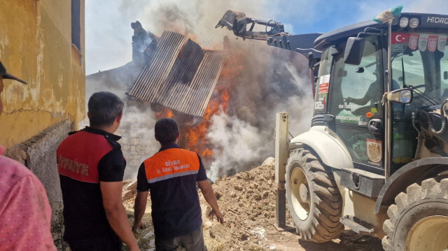 Sivas'ta çıkan yangında 3 kişi dumandan etkilenirken, 1 kişi ise başına düşen taştan yaralandı!