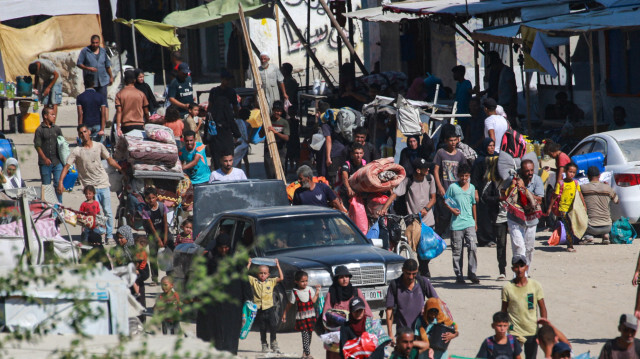 Des Palestiniens déplacés quittant une zone de l'est de Khan Younès en direction de l'ouest, après que l'armée israélienne a émis un nouvel ordre d'évacuation pour certaines parties de la ville, dans le sud de la bande de Gaza, le 8 août 2024, dans le cadre du conflit actuel entre Israël et le groupe militant palestinien Hamas.