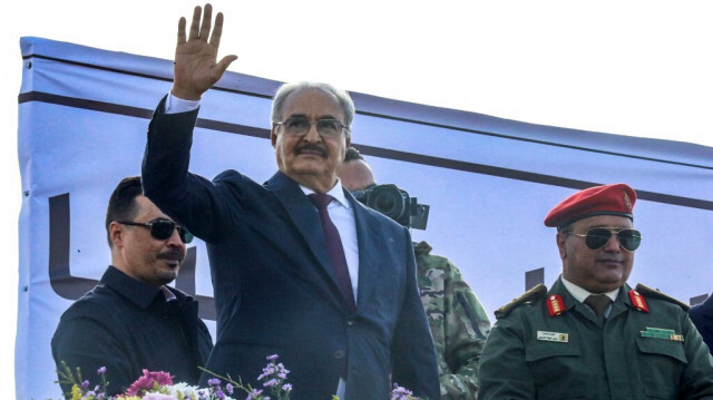 Le chef militaire de l'est de la Libye, Khalifa Haftar (2e à gauche), salue après un discours prononcé lors d'un rassemblement célébrant le 71e anniversaire de l'indépendance du pays vis-à-vis de l'Italie, dans la ville orientale de Benghazi, le 24 décembre 2022. 