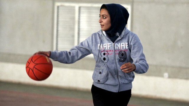 Timothée Gauthierot, président d’un club de basket de Noisy-le-Sec en Seine-Saint-Denis, a écopé d’une suspension de 6 mois pour s'être opposé à l'exclusion de joueuses musulmanes voilées. 