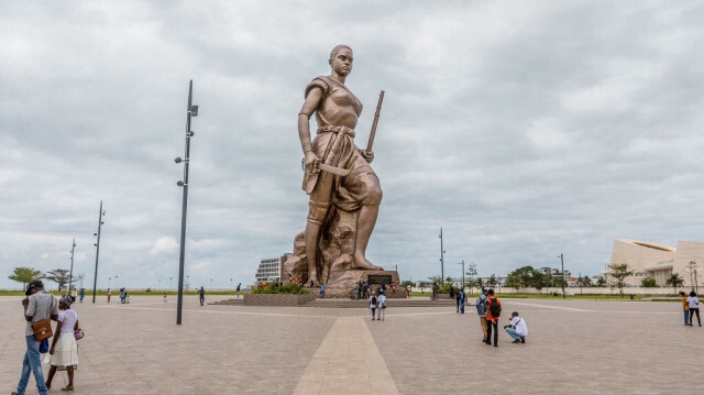 Une statue géante en bronze de 30 mètres de haut, représentant une Amazone, est visible dans le centre de Cotonou le 17 septembre 2022.