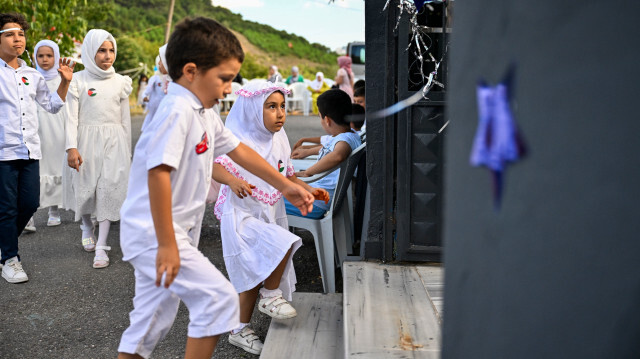 Camiye gelen çocuklar oyunlarla Kur'an öğreniyor