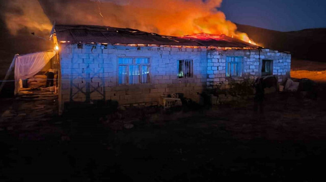 Van'da korkutan yangın: çatı katında yangın çıktı!