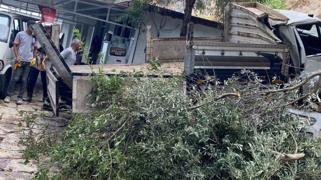 Hatay'da arızalanan kamyonet kooperatifin bahçesine devrildi!