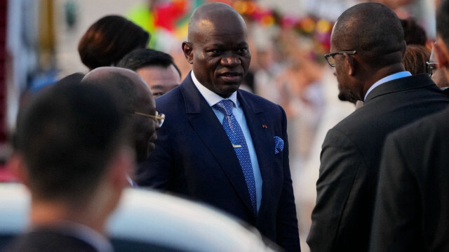 Le président du Gabon, Brice Oligui Nguema (C), arrive à l'aéroport international de Pékin le 1er septembre 2024, avant le Forum sur la coopération sino-africaine (FOCAC) qui se tiendra du 4 au 6 septembre.