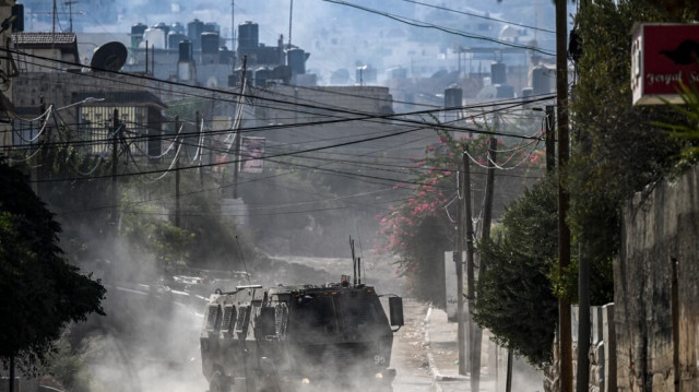 Un véhicule militaire israélien roule dans la ville de Jénine, en Palestine occupée, au milieu des raids israéliens en cours, le 31 août 2024.