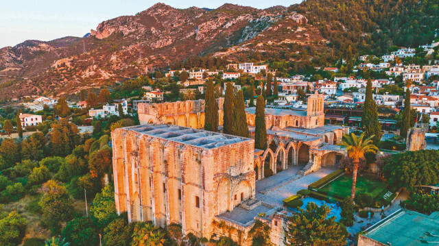 Kuzey Kıbrıs Türk Cumhuriyeti’ndeki turizm yatırımlarının artırılmasının hedeflendiği projeyle, adaya gelen turist sayısının 5 yıl içinde ikiye katlanması planlanıyor.