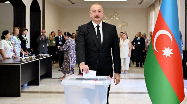 Sur cette photo diffusée par le service de presse de la présidence azerbaïdjanaise, le président de l'Azerbaïdjan, Ilham Aliyev, dépose son bulletin de vote lors des élections législatives anticipées, dans un bureau de vote de la ville de Bakou, le 1er septembre 2024.