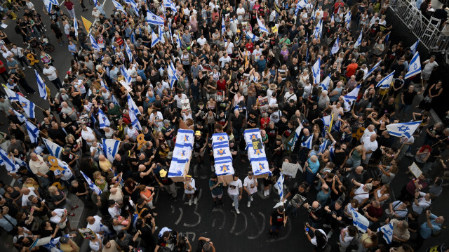 Netanyahu karşıtı protestocular Tel Aviv'de hükümet karşıtı sloganlar atıyor