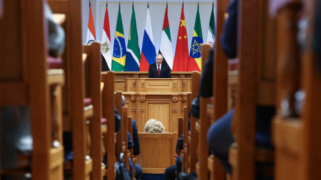 Sur cette photo de famille diffusée par l'agence d'État russe Sputnik, le président russe Vladimir Poutine s'adresse à un forum parlementaire des BRICS (le bloc qui comprend le Brésil, la Russie, l'Inde, la Chine et l'Afrique du Sud) à Saint-Pétersbourg, le 11 juillet 2024.