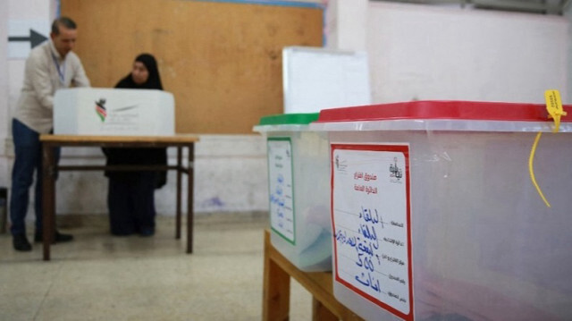 Des délégués électoraux dans un bureau de vote du camp de réfugiés palestiniens d'al-Baqaa, près de la capitale Amman en Jordanie, le 10 septembre 2024.