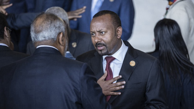 Le président de Djibouti Ismail Omar Guelleh (à gauche) et le Premier ministre éthiopien Abiy Ahmed (à droite) s'expriment avant la cérémonie d'ouverture de la 37e session ordinaire de la Conférence de l'Union africaine (UA) au siège de l'UA à Addis-Abeba, le 17 février 2024. 