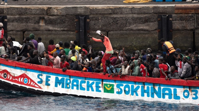 Le 27 août 2024, 242 migrants africains, arrivant sur des "cayucos", accostent au port de La Restinga sur l'île de El Hierro.