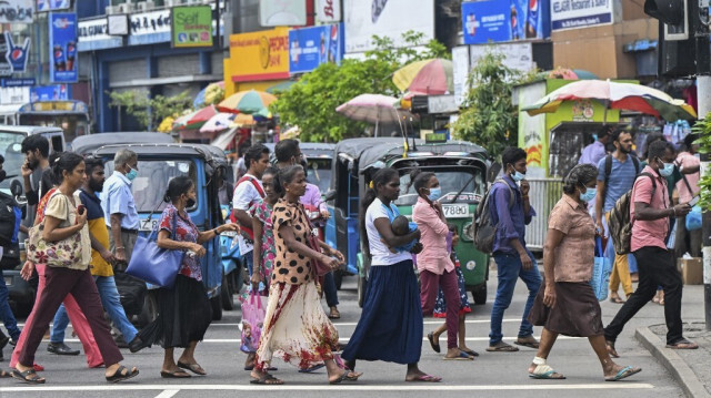 Des personnes traversent une rue à Colombo au Sri Lanka.