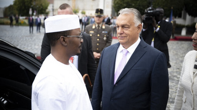 Le Premier ministre hongrois Viktor Orban (à droite) et le président tchadien Mahamat Idriss Deby Itno lors d'une cérémonie de bienvenue sur la place St Gyorgy à Budapest le 9 septembre 2024.