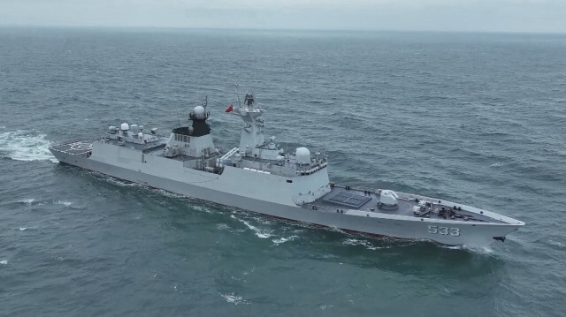 Un navire de guerre chinois naviguant en mer lors de l'exercice militaire "Joint Sword-2024A" dans un lieu inconnu.