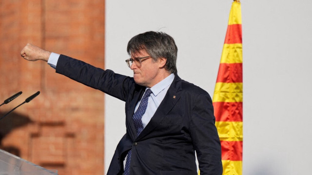 Le dirigeant séparatiste catalan en exil, Carles Puigdemont lors de son discours sur scène, avant le vote d'investiture au Parlement de Catalogne, à Barcelone, le 8 août 2024.