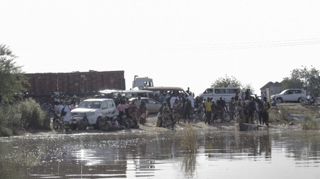 Des personnes attendent de se rendre au cimetière de Tukra en pirogue pour traverser les eaux de crue à N'Djamena.