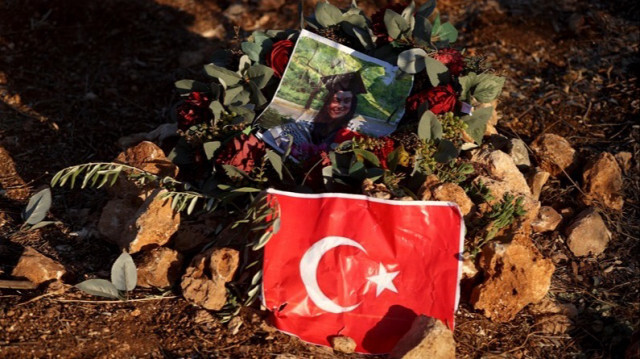 Des citoyens ont déposé des pierres, des branches d'olivier et une photo de l'activiste turco-américaine, Aysenur Ezgi Eygi, tuée par les forces israéliennes, à l'endroit où elle avait été abattue dans la ville de Beita, à Naplouse en Palestine occupée.