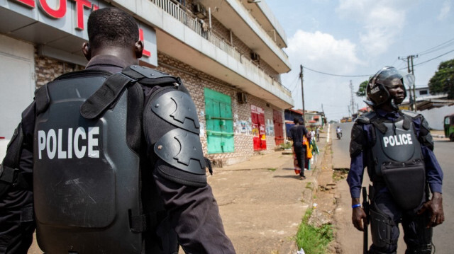 Des agents de la police libérienne stationnent près du Capitole à Monrovia, le 30 décembre 2019, lors d'une marche prévue par les partisans du Conseil des patriotes (CoP). 