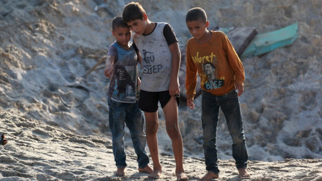 Des enfants Palestiniens observent les dégâts causés par les frappes israéliennes sur un site où logeait des Palestiniens déplacés dans la ville de Khan Younés, dans le sud de la bande de Gaza, le 10 septembre 2024.