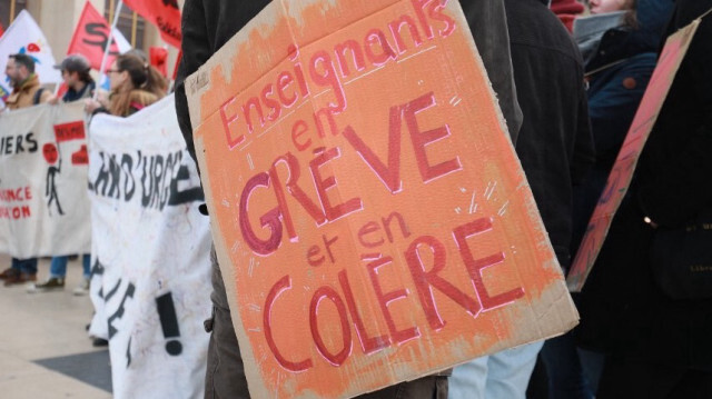 Des enseignants de Seine-Saint-Denis manifestent pour de meilleures conditions de travail sur la place du Trocadéro à Paris, le 22 avril 2024.